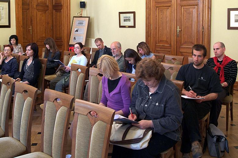 Zgromadzonych dziennikarzy poinformowano, że Miasto ogłosiło konkurs architektoniczny na projekt budynku centrum kongresowego. Z