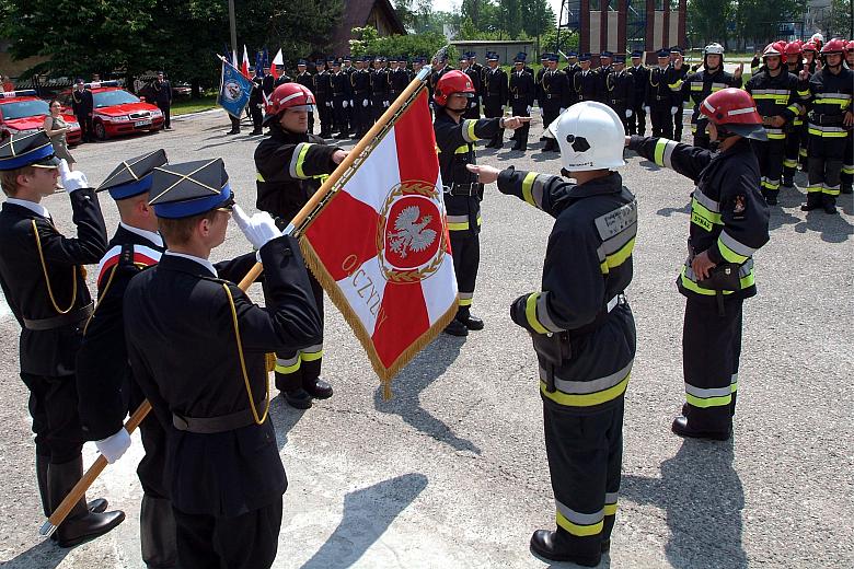 Młodzi strażacy złożyli przysięgę.
