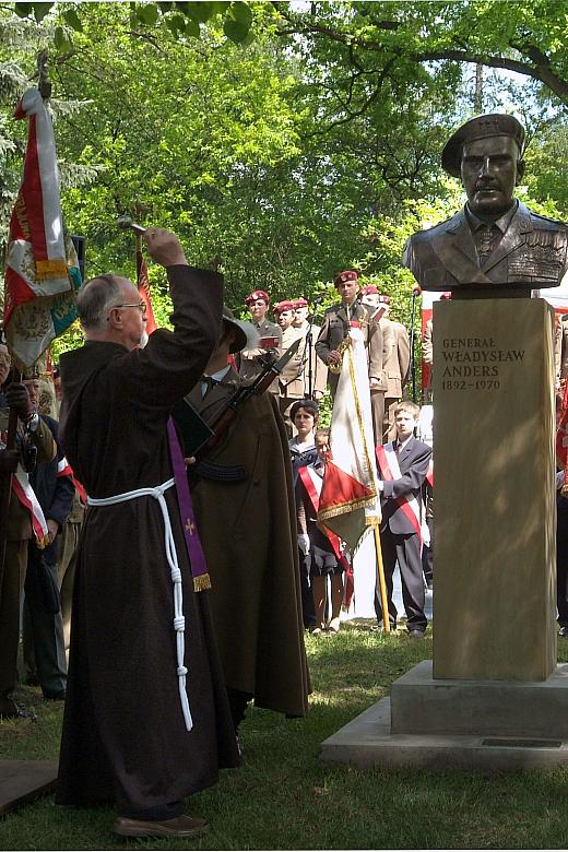 Kiedyś mawiano, że w Polsce zakony zawsze popierają dobre sprawy. Przywrócenie generała zbiorowej pamięci Polaków jest niewątpli
