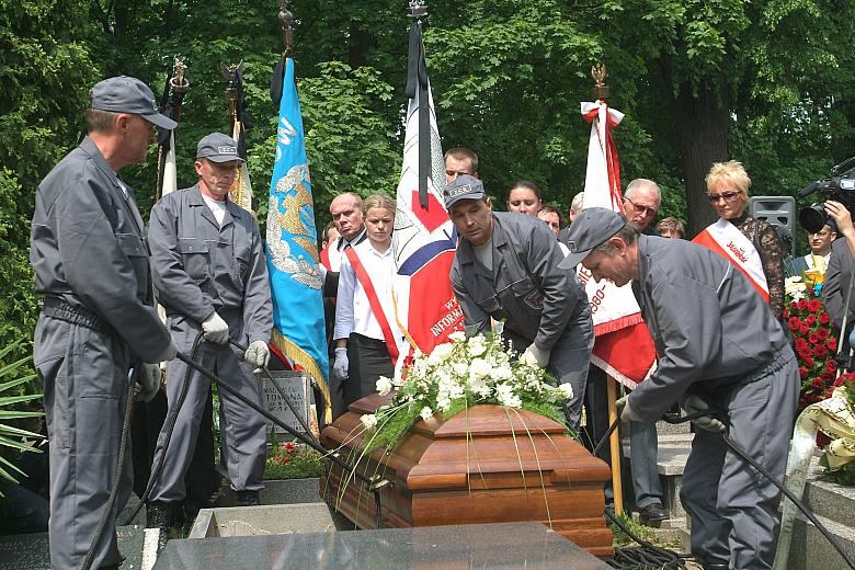 Profesor spoczął na cmentarzu Rakowickim. 