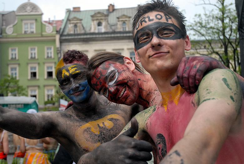Przebrania, cudaczne makijaże, to przywileje młodości. Malkontenci - zawsze się tacy znajdą - powinni wspomnieć słowa poety: 