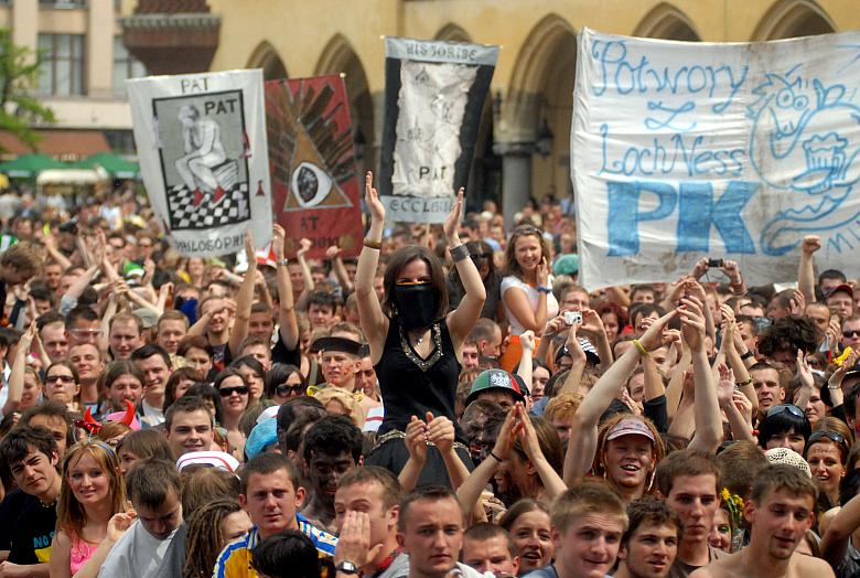 Młodzież akademicka bawiła się na Rynku Głównym.