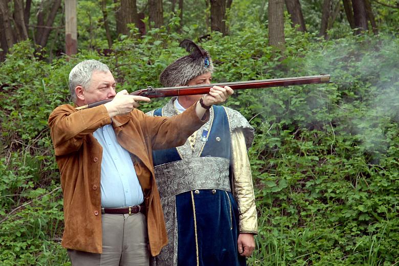 Strzelają nie tylko Bracia. Równocześnie ze strzelaniem odbywają się strzeleckie zawody VIP-ów. Jednym z ich uczestników jest Pr