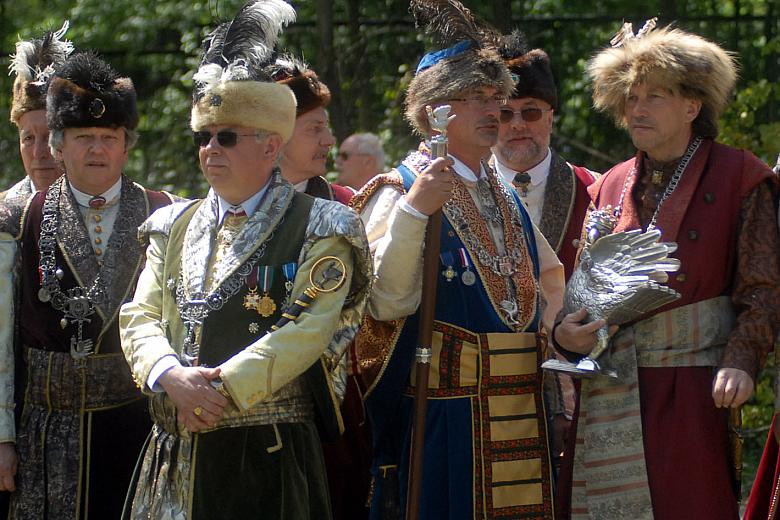 Starszyzna liczącego 750 lat krakowskiego Bratwa Kurkowego z niepokojem oczekuje wyników królewskiego strzelania.