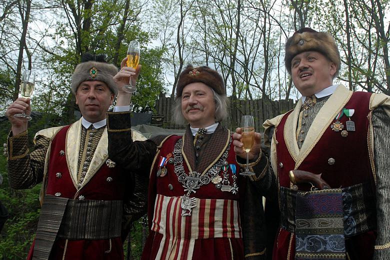 Nowy król i nowi marszałkowie wznoszą toast. Na intronizację trzeba będzie jeszcze trochę poczekać.Odbędzie ona podczas uroczyst