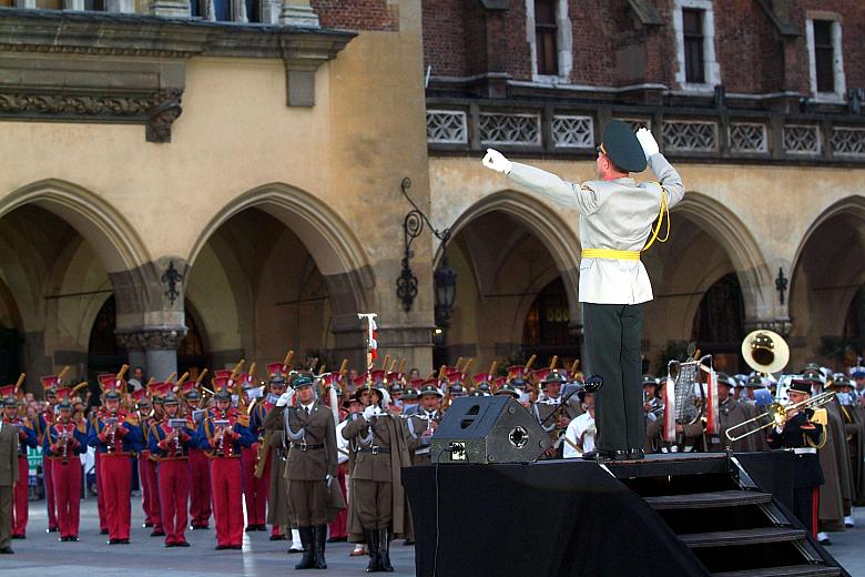 Dyrygenci musieli sprostać nielada wyzwaniu - jednoczesnemu prowadzeniu  wielu orkiestr.