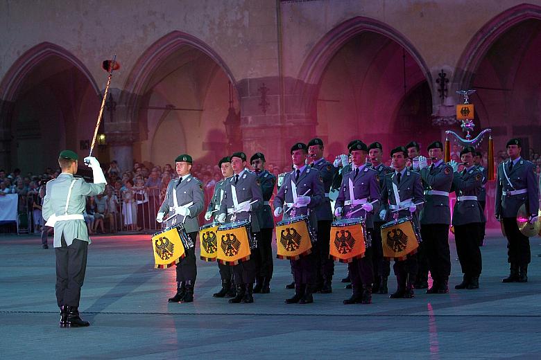 Zgromadzeni na Rynku Głównym widzowie mogli się przekonać, że choć z pozoru muzyka wojskowa jest jednorodna...
