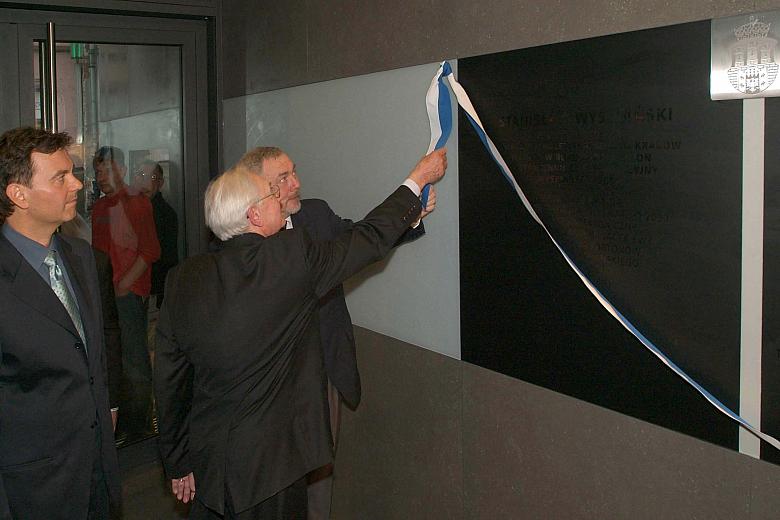 Poświęconą krakowskiemu Wieszczowi tablicę pamiątkową odsłonili wspólnie Prezydent Jacek Majchrowski i Andrzej Wajda.