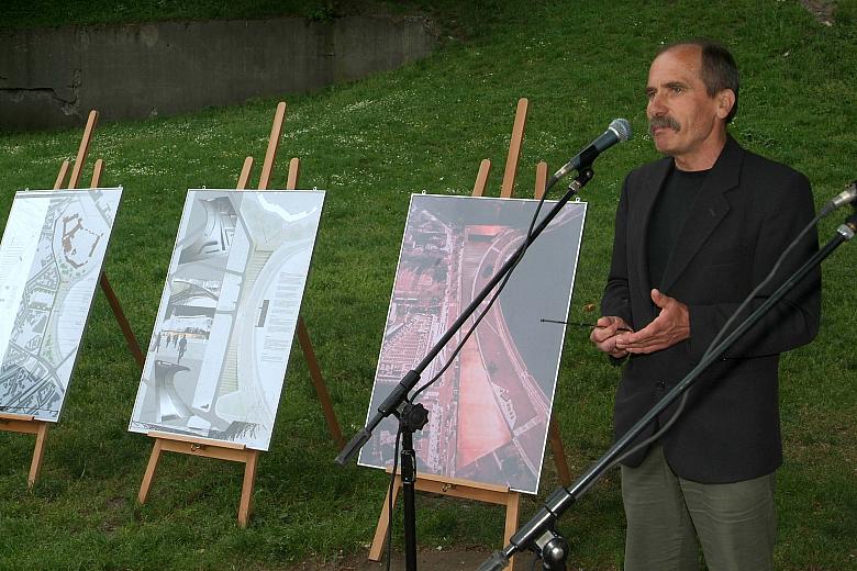 Przedstawiciele Biura zaprezentowali efekty prowadzonych przez siebie studiów i prac projektowych.
Na sztalugach stanęły plansz