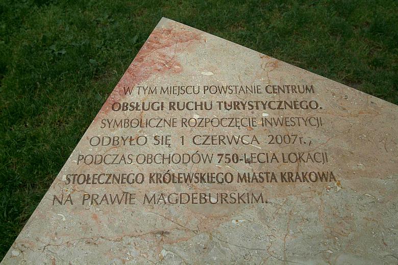 ...z napisem informującym, że w tym miejscu powstanie Centrum Obsługi Ruchu Turystycznego.