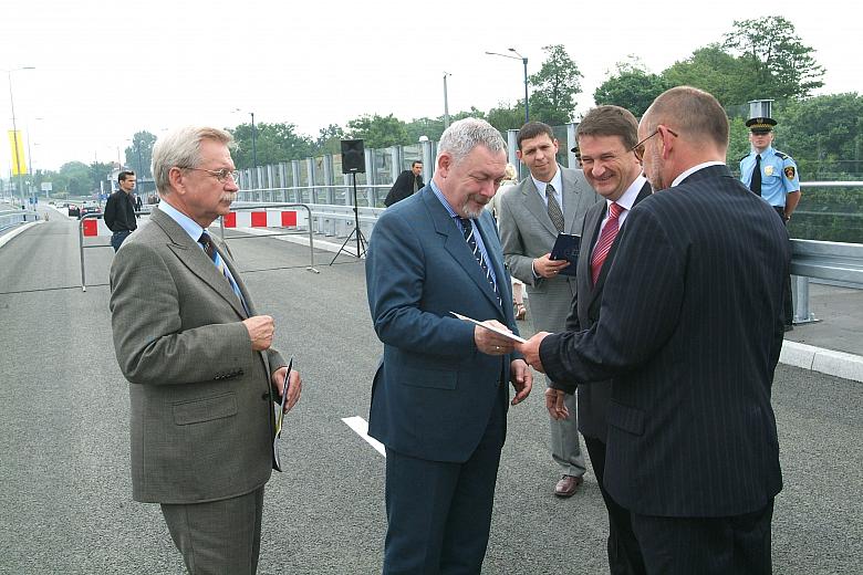 "Jestem przekonany, że ten nowoczesny obiekt znacznie usprawni komunikację na kierunku wschód-zachód i przyczyni się do roz