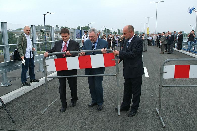 Zamiast tradycyjnego przecinania wstęgi po prostu usunięto barierki zagradzające wjazd.