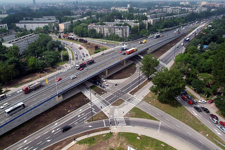 Estakadę zbudowała krakowska firma Budostal-5 SA, od roku 1949 obecna na rynku budowlanym.
