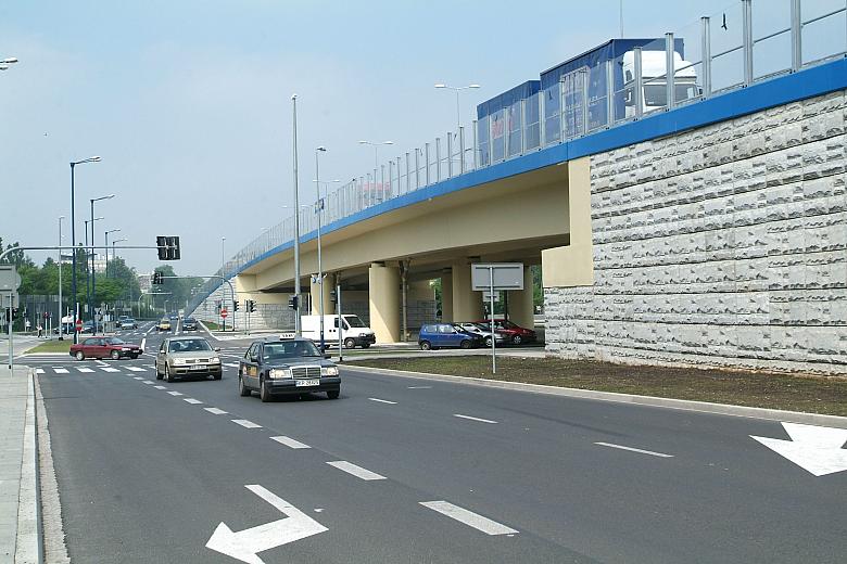 Trójprzęsłowa estakada ma 120 metrów długości. 