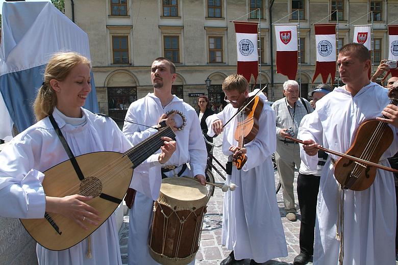 Uroczystości towarzyszyli średniowieczni muzykanci, żonglerzy, połykacze ognia - współcześni aktorzy z Teatru Groteska  oraz czł