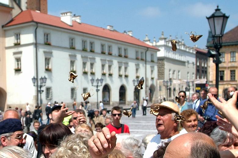 Na pamiątkę wydarzenia zostały rozdane krakowianom kopie grosza krakowskiego z XIV w.
