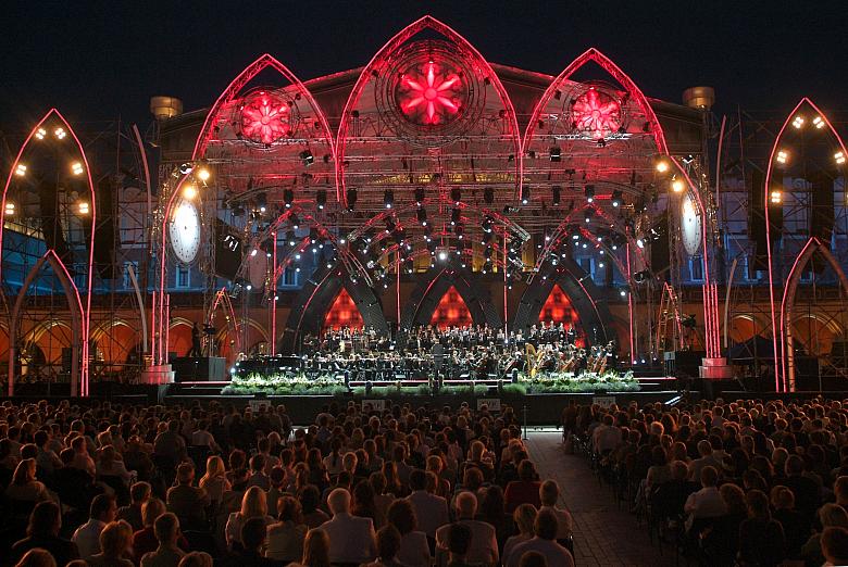 Scena ustawiona na krakowskim Rynku Głównym rozbłysła światłem.