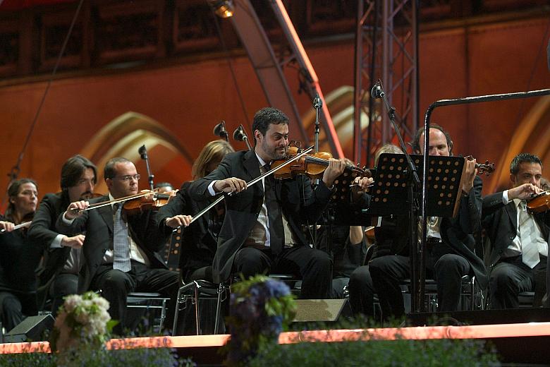 Na krakowskim Rynku Głównym zabrzmiały instrumenty muzyków orkiestry Roma Sinfonietta.