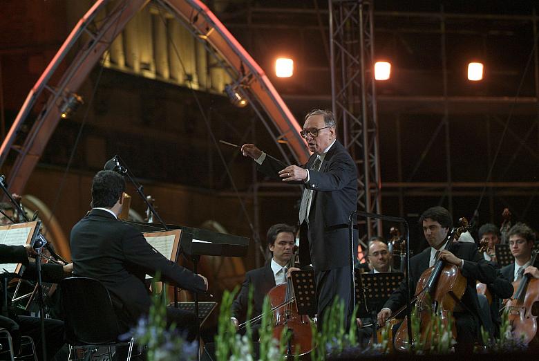 ...panował nad orkiestrą, chórami...