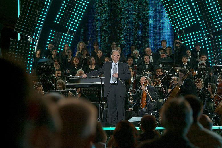 Wszyscy czekali, aż zabrzmi Pień o Bogu ukrytym, napisana przez Ennio Morricone do wierszy i tekstów Jana Pawła II,...