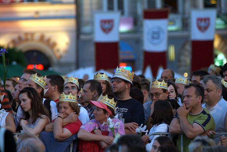 Spoglądało na nią 40.000 widzów w różnym wieku. Niektórzy z nich włożyli na głowy książe diademy.