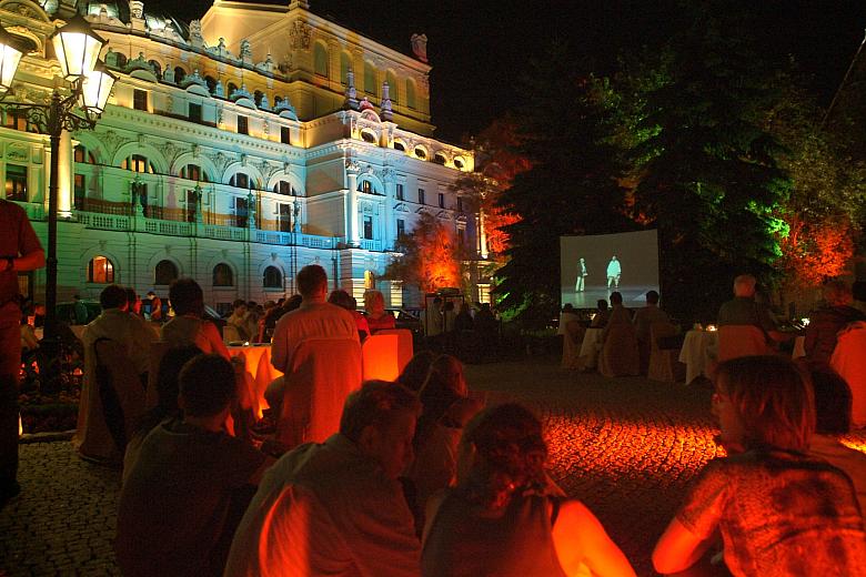 Widzowie, którzy przybyli do teatru Słowackiego, mogli podziwiać na scenie i na telebimie dwie znaczące postaci krakowskiego życ