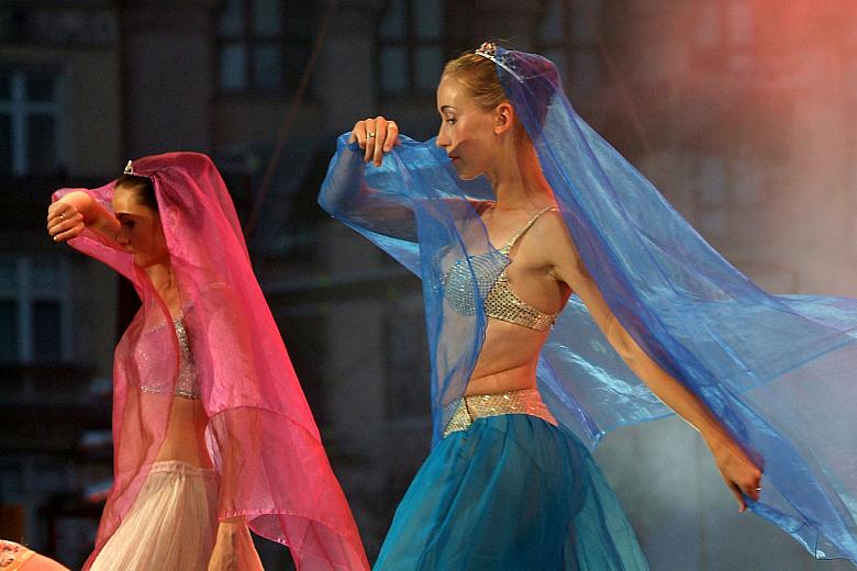 Orientalna moda, z pozoru tak obca chrześcijańskiej polskiej tradycji...