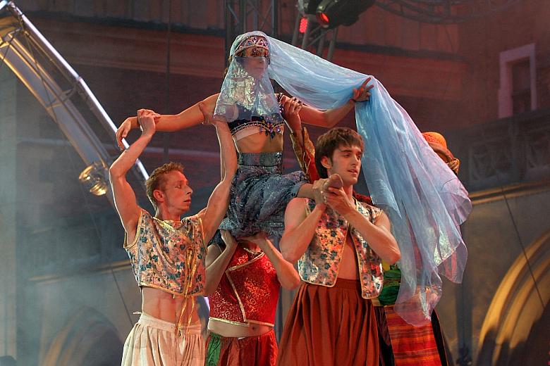 ...miała wielki wpływ na polski "sarmatyzm", który miał stać się trwałym elementem tradycji narodowej.