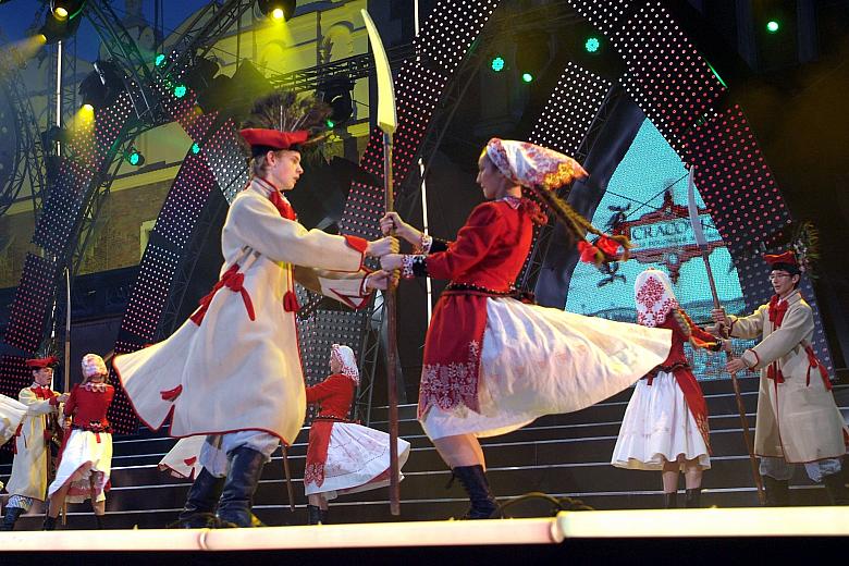 ...wsi odchodzącej bezpowrotnie w przeszłość, wraz z sukmaną, czapką z wiechą pawich piór i kosą na storc nastawioną, rekwizytam