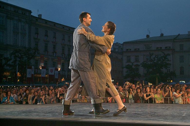 Połowa wieku XX była czasem wielkich nadziei i wielkich oczekiwań. Ideologia nawet siermiężną biedę (patrz: buty tancerza) potra