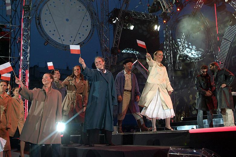 Biało czerwone chorągiewki, kostiumy z epoki, rekwizyty narodowe w formie lecz socjalistyczne w treści.