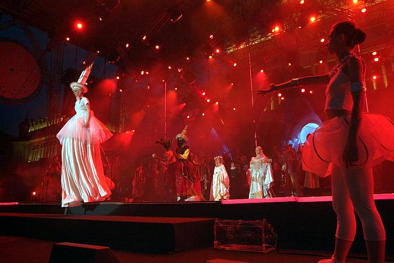 Cracovia - która towarzyszyła kolejnym zmianom mody - w ostatnich minutach spektaklu osiagnęła niezwykły wzrost...