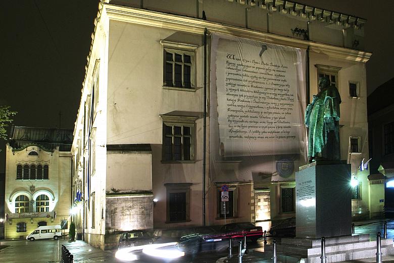 Na budynku magistratu zawisł wielki fragment aktu lokacji...