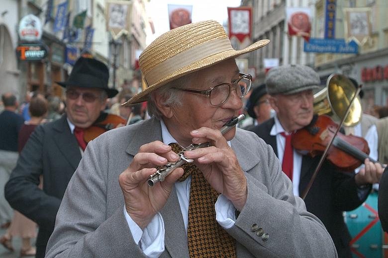 Pochodowi przygrywała kapela zwierzynieckich "mlaskotów".