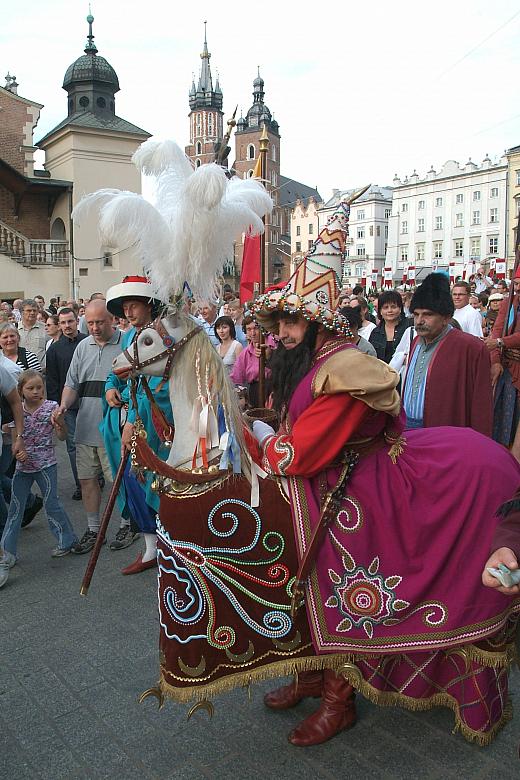 Tatarzyn już na Rynku Głównym. Tu też - podobnie jak na całej trasie pochodu - rozdaje symboliczne razy pałką i inkasuje haracz 
