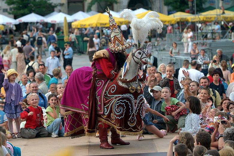 Tragiczne wydarzenie - jakimi były tatarskie najazdy - zostawiły po sobie tak miłe, sympatyczne widowisko.