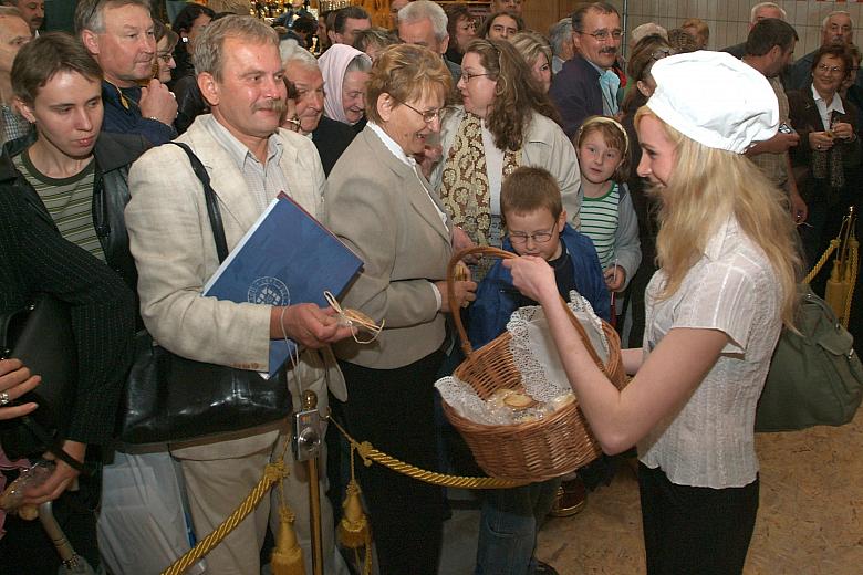 Młodzi cukiernicy z Zespołu Szkół Przemysłu Cukierniczego upiekli nie tylko piernikowe puzzle. Ich dziełem były smaczne "ci