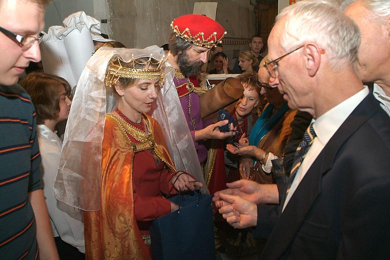 Sam książę Bolesław Wstydliwy wraz ze swoją szlachetną małżonką Kunegundą rozdawał replikę grosza praskiego. Moneta ta pełniła p