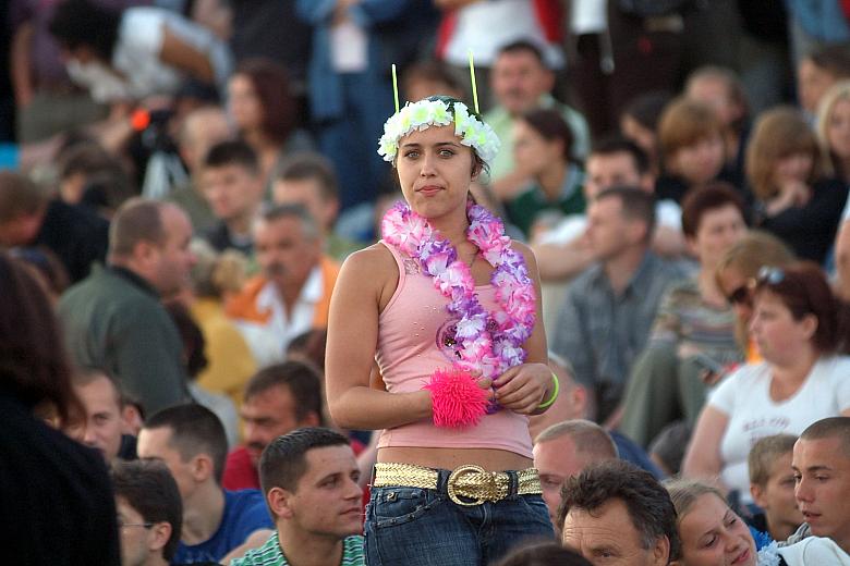 Wianki są tradycją starą lecz ciągle żywą.  Tegoroczna uczestniczka imprezy harmonijnie połączyła tradycyjny, pradawny wianek z 