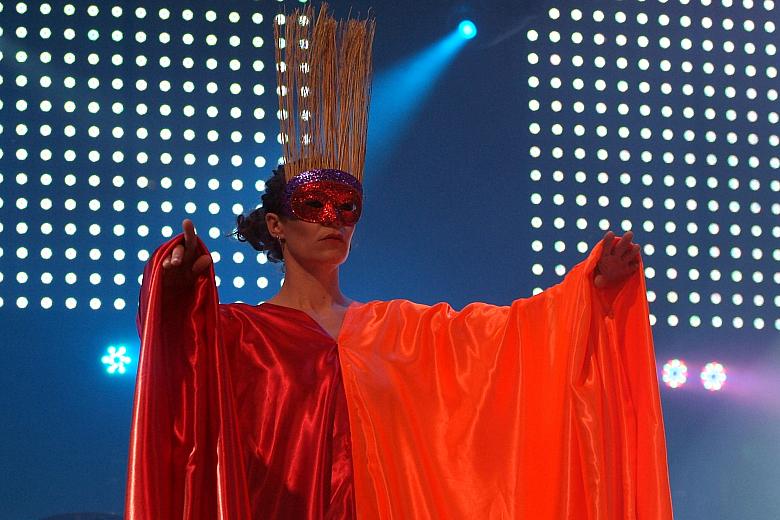 ...i asyście postaci w niezwykłych stojach wykonała "Voyage, voyage".