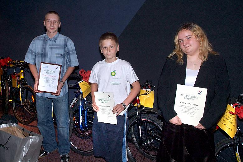 Mistrzowie z rowerami od Prezydenta Miasta Krakowa.