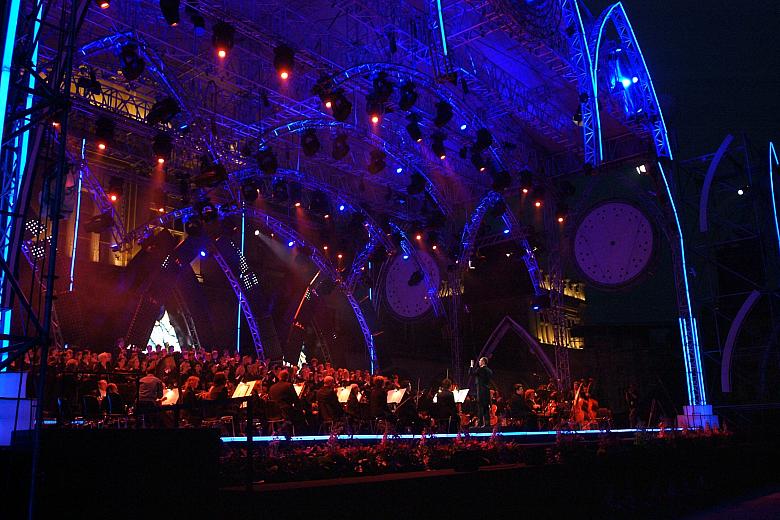 ...bowiem tak wszystkim dobrze znane krakowskie Sukiennice zmieniły się pod wpływem mistrzowsko wykorzystanego światła w nową, t