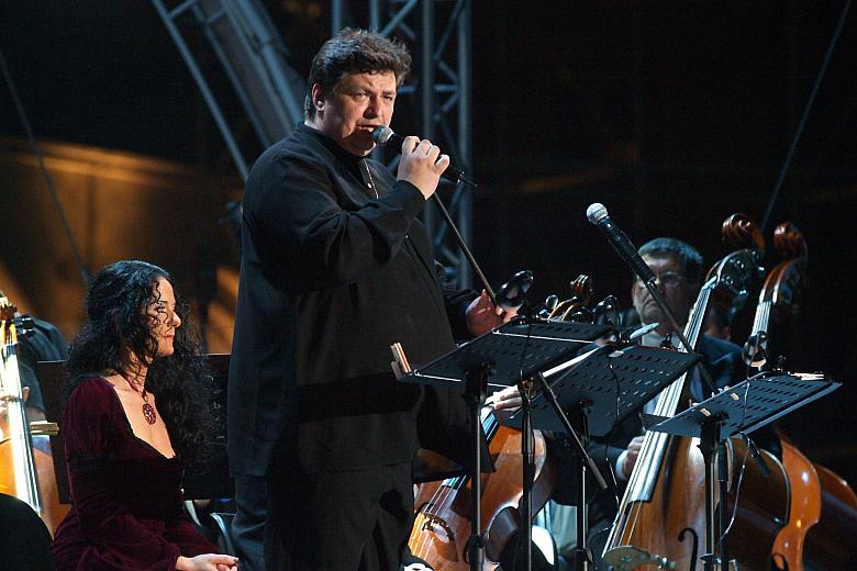 Na krakowskim Rynku rozbrzmiewały wspaniałe głosy dwojga młodych wykonawców: Beaty Czerneckiej i Andrzeja Gaździckiego.