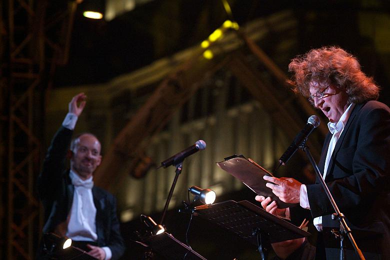 Partie solowe śpiewał Zbigniew Wodecki.