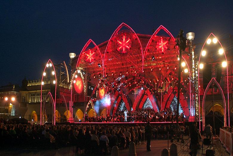 "Gotycka estrada", zachwycająca niezwykłymi efektami świetlnymi, była ważnym elementem spektaklu.