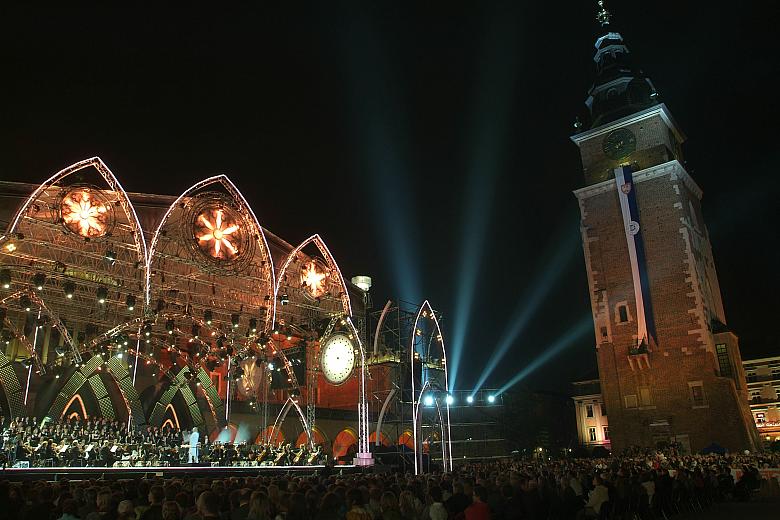 Na scenie pojawiła się biała sylwetka kompozytora, który sam dyrygował koncertem.