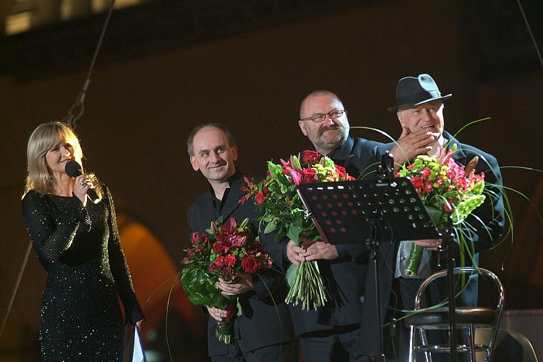 Kwiaty dla twórców i wykonawców kantaty.