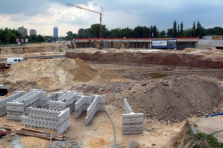 Prace przy Rondzie Mogilskim - które powstało po II wojnie światowej w miejsce dawnego austriackiego fortu - postępują. 