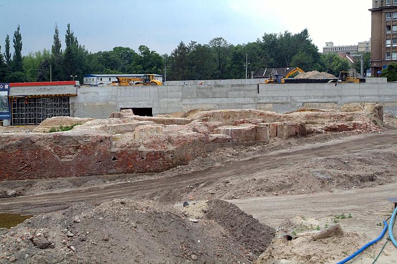 "Latem 2006 roku, kiedy wykonawca Ronda Mogilskiego przystępował do pracy, niewielu wierzyło, że tym razem inwestycja powie