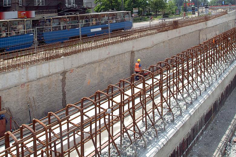 ...nowym odcinkiem przez ul. Lubomirskiego do ul. Wita Stwosza, a stamtąd do tunelu pod dworcem kolejowym w rejon ul. Pawiej i W